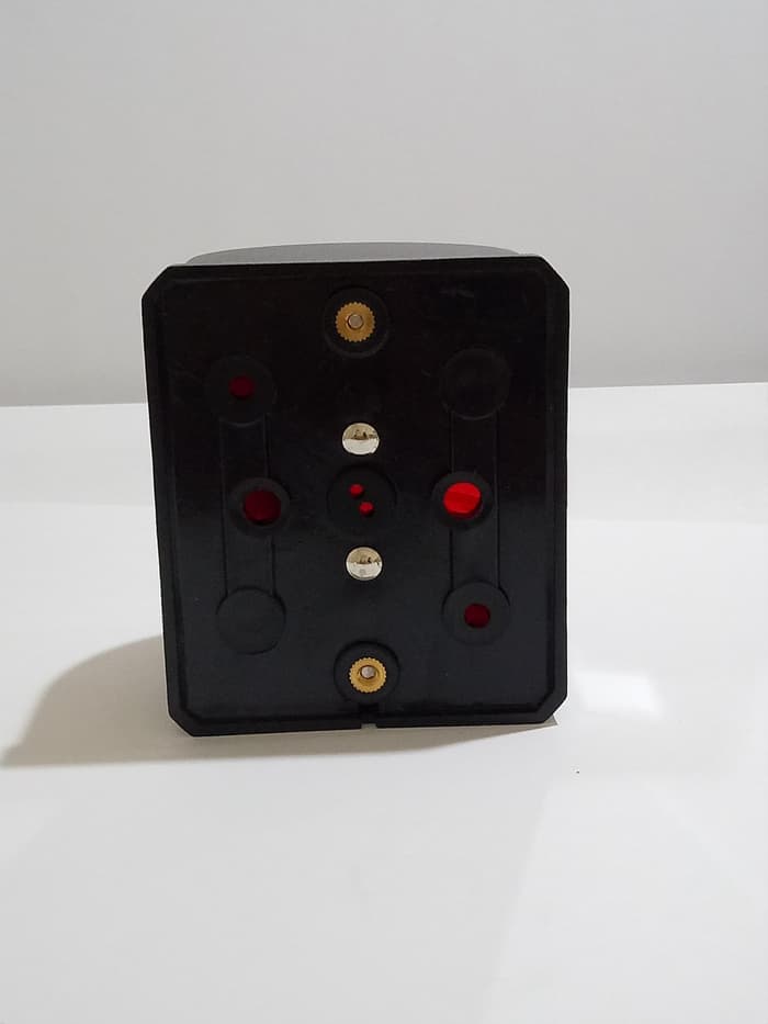 ميناء بحري أحمر فاتح