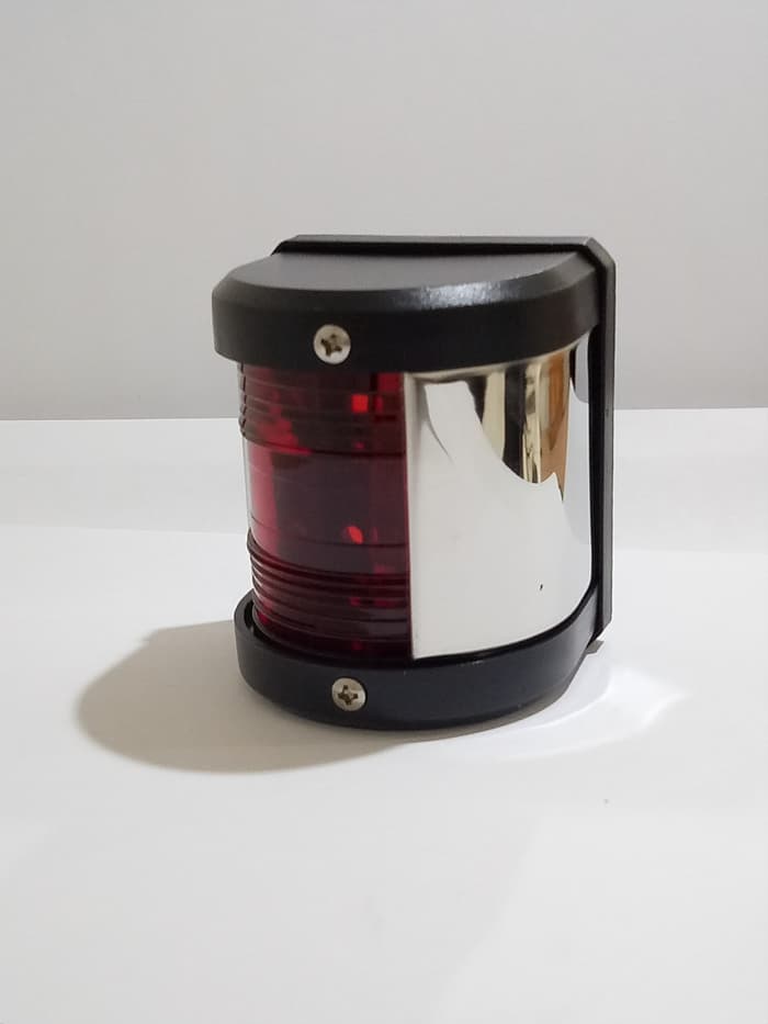 ميناء بحري أحمر فاتح