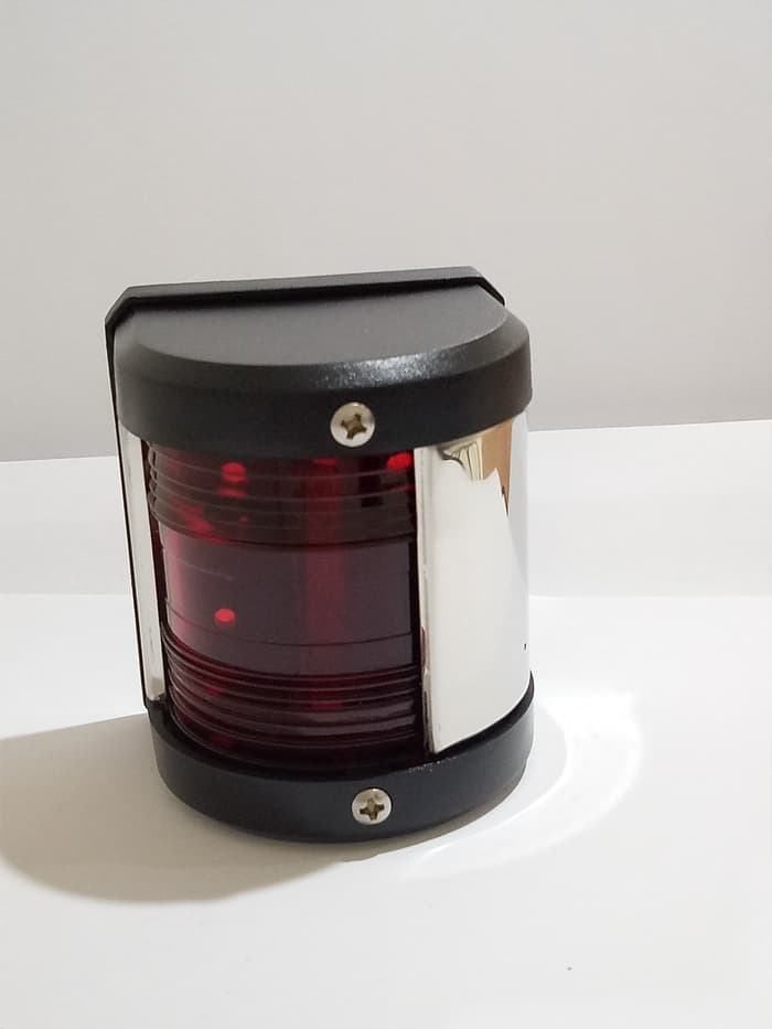 ميناء بحري أحمر فاتح